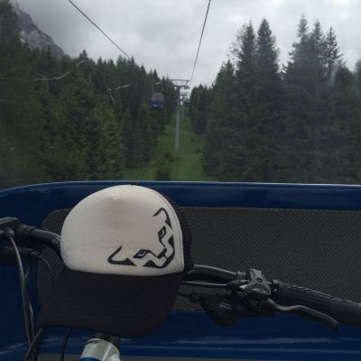 Markus mit dem Bike in der Ehrwalder Almbahn​, um Stefan an V3 in Empfang zu nehmen.