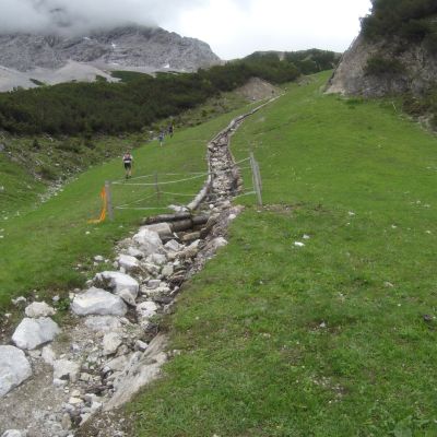Stefan kämpft sich von der Ehrwalder Alm​ im Wettersteingebirge in Richtung "Höchste Stelle des Rennens" ...