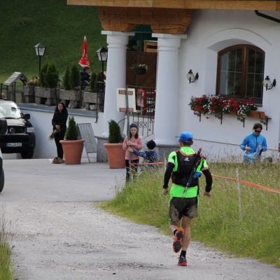 Und weiter geht es ... Auf einem flachen Weg in Richtung Mittenwald​. Immer an der Leutascher Ache entlang ...