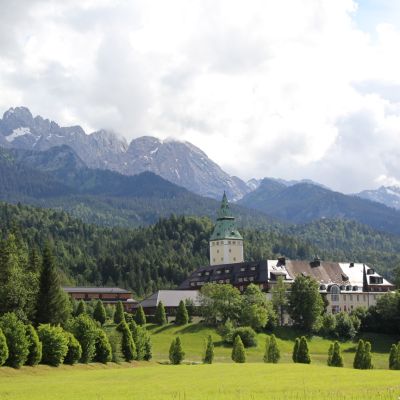 Die Supporters verlegen ihren Sitz zum Schloss Elmau, vor Kurzem noch Schauplatz des G7 Gipfels.