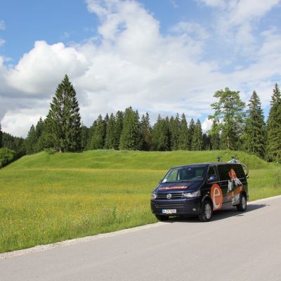 Der Action Van. Außer uns kam zu diesem Zeitpunkt kein Supporter zum Check Point bei Schloss Elmau.