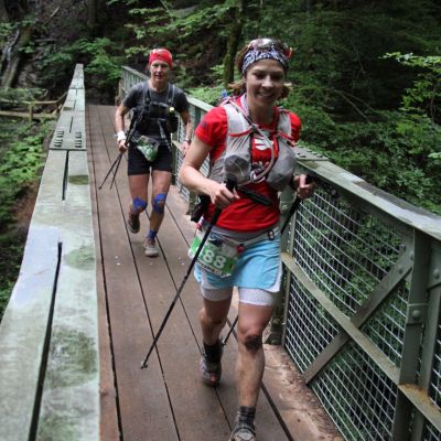 Auf der Brücke geht der Fight zwischen der Amerikanerin und der Ungarin (Ildiko Wermescher​) weiter.