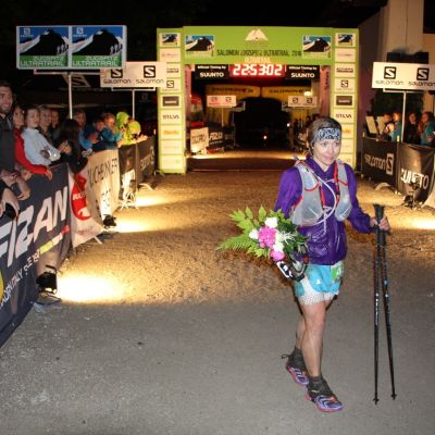 Dreama Walton kommt nach 15:35.07,7 als 3. Frau ins Ziel ...