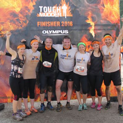 Die exito Gipfelst&uuml;rmer feiern sich als Tough Mudder​ Finisher. Von links: Tina, Anna, Jochen, Thomas, Ana, Nina und Bart. Tough Mudder Deutschland​, wir kommen wieder ;-)