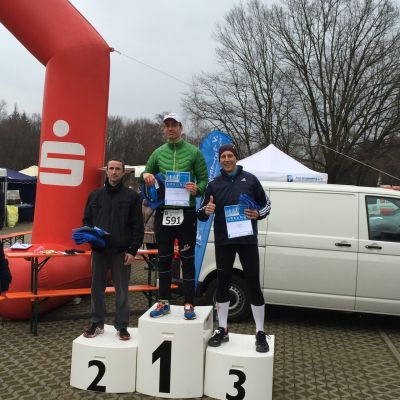 M&auml;rz 2015: Post SV N&uuml;rnberg e.V.  Fr&uuml;hjahrslauf. Start in die exito Sport-Saison 2015: &bdquo;Gipfelst&uuml;rmer Stefan auf dem Siegertreppchen!&ldquo; Mit am Start waren:  Ana (10 km), Lukas (10 km), Bart (21.1 km) und Stefan Miyagi (21.1 km). Stefan landete mit einer &uuml;berragenden Zeit von 01:28:11 auf dem Podest in der Halbmarathon-Disziplin und belegte einen durchaus unerwarteten 3. Platz.