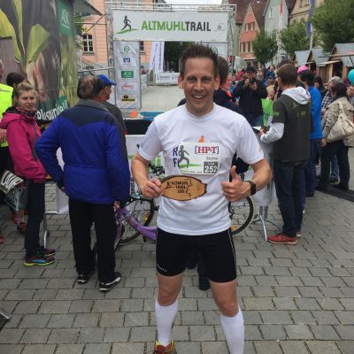 Mai 2015: Platz 10 beim 2. Altmühltrail​ mit einer Zeit von 2:09:51 auf der 28 km (530 hm) Trailrunning-Langstrecke von Heidenheim nach Gunzenhausen. Unser Gipfelstürmer Stefan absolviert im exito Trikot einen bedeindruckenden Lauf als Trainingseinheit auf dem Weg zum Zugspitz Ultratrail (60 km Supertrail) im Juni.