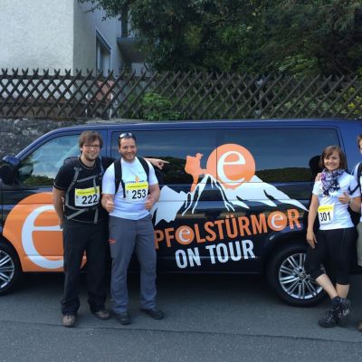 Juni 2015: Die „Gipfelstürmer“ Ana, Jenni, Ivonne, Bart, Peter, Michael, Lukas und Lutz gehen beim „Frankenweg-Lauf" an den Start. Die Wandergruppe absolvierte in weniger als 4 Stunden die 24 KM lange Strecke (730 Höhenmeter) von Behringersmühle nach Obertrubach.