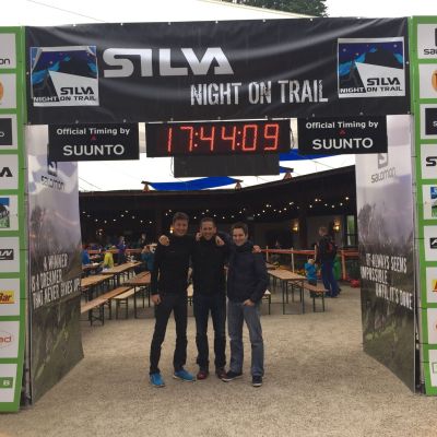 Juni 2015: Zugspitz Ultratrail​, Deutschlands größtes Trailrun-Event rund um die Zugspitze. Mit am Start waren die exito Gipfelstürmer Bart, Stefan und Jochen, um die 60 km lange Supertrail-Variante in Angriff zu nehmen. Es wurde ein Rennen der Wetter-Kapriolen. Dauerregen von morgens bis abends. Schneefall und 5 cm Neuschneedecke beim Aufstieg auf das Scharnitzjoch (2.048 m). Weicher, extrem tiefer Matschboden. Die Veranstalter trugen den Umständen Rechnung und verkürzten die Strecke auf 54 km und ca. 2.500 Höhenmeter. Bart und Stefan erreichten in grandiosen 7:45 Stunden das Ziel und wurden 81. (Bart) und 86. (Stefan). Jochen steigt nach 30 km verletzungsbedingt aus.