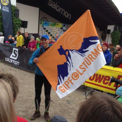 Juni 2015: Zugspitz Ultratrail 2015. Flagge zeigen im Ziel - die exito Gipfelstürmer-Fahne! Stefan erreicht nach 7:49.51,2 Stunden das Ziel in Grainau. 54 km und 2.500 Höhenmeter im Kasten. WOW!!! Stefan wird 86. im Supertrail-Wettbewerb und 58. seiner Altersklasse.