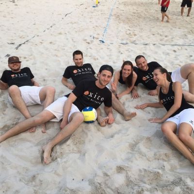 Juli 2015: Firmenbeachcup Nürnberg​. Sand, Sand, überall Sand ... und mittendrin unsere Beach-e's. Unsere Beachvolleyballer hatten auf diesen Abend hingefiebert. Resultat: das erste gewonnene Spiel in der 17-jährigen Firmengeschichte. Überragender Sieg gegen Team Touchdown im HALBFINALE (der 4 Gruppen-Letzten) und am Ende Platz 14 beim Firmenbeachcup Nürnberg.