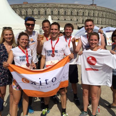 Juli 2015: Urbanian Run​ 2015 in Nürnberg! Es war ein Großstadtabenteuer bei Sommerhitze - eine 10 KM lange Laufstrecke mit 12 urbanen Hindernissen bei 30 Grad! Das Team "exito Gipfelstürmer“, bestehend aus den wagemutigen Mitgliedern Ana, Lukas, Peter, Bart und Stefan, meisterte die Herausforderung mit Bravour und erreichte unerwartet sogar den 10. Platz in der Team-Wertung. Unsere „Gipfelstürmer“ Bart und Stefan stellten ihre Leistung aus dem Vorjahr in den Schatten und landeten bei den Männern auf den Plätzen 21 (0:44:56,2) und 22. (0:45:16,5). WOW, WOW, WOW! Autos, Container und Gerüste – all das konnte unsere Helden nicht aufhalten. Die rasenden exito Supporters hatten alle Hände voll zu tun, möglichst viele Schnappschüsse an den Hindernissen einzufangen ;-)