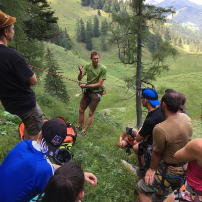 Juli 2015: #AlmRevival. Abseil-Übung im Mangfallgebirge.