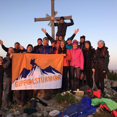 Juli 2015: #AlmRevival. 18 „exito Gipfelstürmer“ waren Ende der letzten Woche zu Gast bei unserem Freund Alois auf DER Alm. 4 Tage im Zeichen von Bergsport und Sennerleben. 4 Tage frische Bergluft. Buttern, Käsen, Brotbacken - Kaiserschmarrn, Kasspatzn, Gulaschtopf. Auf dem Dr. Julius-Mayr-Klettersteig auf den Brünnstein (1.619 m), Abseilen „hinter“ der Almhütte und zum Sonnenaufgang auf den Großen Traithen (1.852 m). Eine unvergessliche Zeit mit unzähligen Gänsehaut-Momenten.