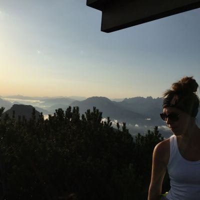 Juli 2015: #AlmRevival. Juli 2015: #AlmRevival. Amanda kurz nach dem Sonnenaufgang auf dem Großen Traithen (1.852 m).