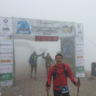 Juli 2015: Zugspitz Trailrun Challenge, SCOTT Rock the Top Trail Marathon. Riesiger Moment. Bart und Stefan überqueren gemeinsam "Hand in Hand" die Ziellinie.