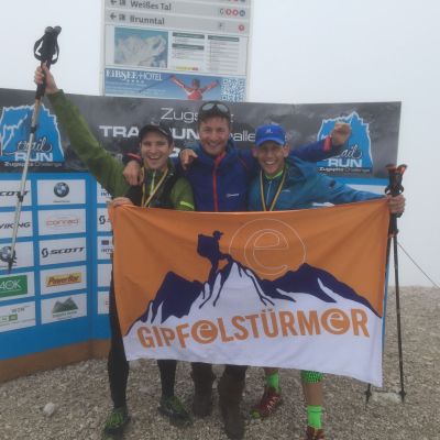 Juli 2015: Zugspitz Trailrun Challenge​, SCOTT Rock the Top Trail Marathon auf die Zugspitze, härteste und höchste Marathon Deutschlands. Auf 42,195 km überwinden die Läufer 3.809 Höhenmeter. Auf Grund erhöhter Gewitterrisiken wurde die Strecke in diesem Jahr vom Veranstalter allerdings entschärft und leicht verkürzt, so dass das Rennen nicht auf dem Gipfel der Zugspitze endete. Auf der Schlechtwetter-Route mussten „nur noch“ 39,7 km bei 3.160 Höhenmeter absolviert werden ;-)