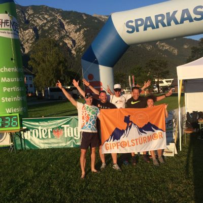 August 2015: Karwendelmarsch 2015. Alle im Ziel! Die exito Gipfelstürmer Ana, Michael, Stefan und Bart und Supporter Jochen.