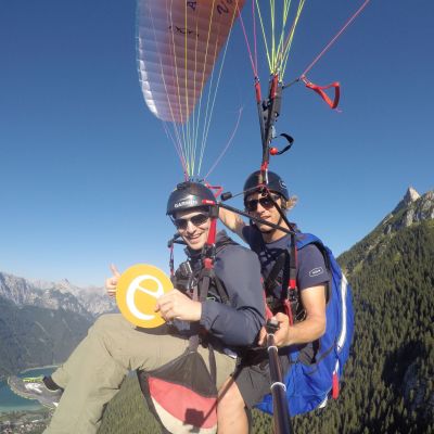 August 2015:  Flying „e“ am Achensee! Bart beim Tandemflug mit Pascal.