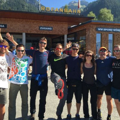 August 2015:  Flying „e“ am Achensee! Am Tag nach dem Karwendelmarsch haben vier „exito Gipfelstürmer“ ihren ersten Paragliding-Flug absolviert. Startpunkt war früh morgens oberhalb der Erfurter Hütte auf ca. 1.850m im Rofangebirge (Tirol).  Die erfahrenen Gleitschirm-Piloten Pascal (Teilnehmer der Red Bull X-Alps 2015) und Hansi von Fly Achensee hatten Ana, Bart, Stefan und Jochen per Tandemflug im Schlepptau. Ein riesiges Erlebnis bei absolutem Traumwetter – inklusive Wingover-Manöver und Abwärtsspiralen. Lautlos, faszinierend, aufregend – Freiheit und Adrenalin!