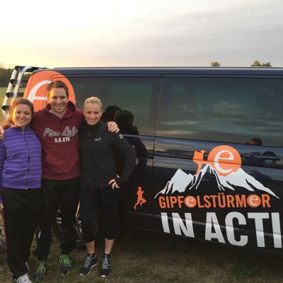 September 2015: Tough Mudder​ 2015 in Wassertrüdingen. Unsere Gipfelstürmer Ana, Caro und Bart sind mit den allerersten Läufern morgens um 8 Uhr beim Tough Mudder  2015 an den Start gegangen. 18 km und 22 verrückte Hindernisse lagen vor ihnen. Es war hart, es war kalt, es war verrückt … und es war verdammt GEIL! Echtes Teamwork, Emotionen und ganz viel Spaß.