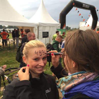September 2015: Tough Mudder 2015 in Wassertrüdingen. Caro wird markiert.