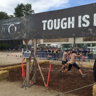 September 2015: Tough Mudder 2015 in Wassertrüdingen. Stromschläge zum Abschluss.