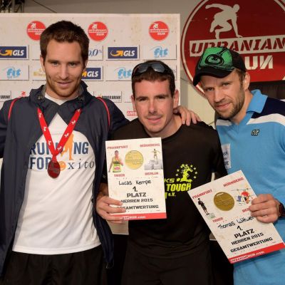 September 2015: Urbanian Run​ 2015 Saisonfinale in Berlin! Es war der dritte Urbanian Run nach den Stationen Frankfurt und Nürnberg für den exito “Gipfelstürmer” Bart. Und es war sein stärkster Wettkampf - obwohl sein Körper noch vom Tough Mudder am Vortag  in Franken gezeichnet war. Nach 0:52:12,1 und 10 KM überquerte er als siebter Teilnehmer die Ziellinie des Hindernislaufs im Olympiapark. Für die Gesamtwertung 2015 bedeutete dies den unerwarteten Sprung auf Platz 3 – ein großartiger Erfolg! Bart, wir sind stolz auf dich! Respekt, Respekt, Respekt – Mr. „Obstacle Man“ ;-)