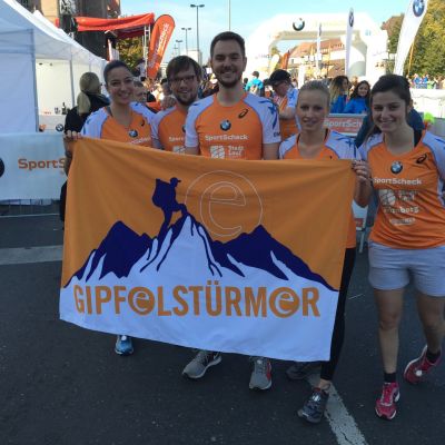 Oktober 2015: Nürnberger Stadtlauf. Bei der 20. Auflage des Nürnberger Stadtlaufs gingen sieben „exito Gipfelstürmer“ ins Rennen: Claire-Sophie, Lucía, Caro, Lukas und Peter auf der 10,5 KM Strecke sowie Ana und Bart beim Halbmarathon. Das Ergebnis waren 7 „Finisher“ und 7 strahlende Gesichter. Ein gelungener Tag für unsere Läufer und für die zahlreichen Supporter aus dem exito-Team am Start, an der Strecke und im Ziel.
