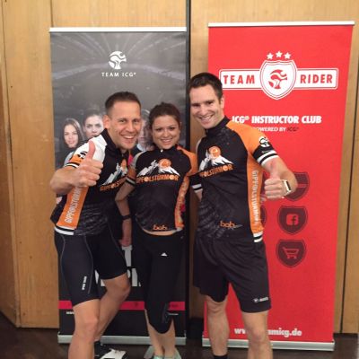 Oktober 2015: Team ICG​ Celebration Ride. Ready for Indoorcycling Action! Unsere Gipfelstürmer Ana, Bart und Stefan gehen heute beim Team ICG Celebration Ride an den Start und feiern mit unserem Kunden Team ICG Germany den 20. Geburtstag.