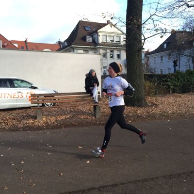 November 2015: Nürnberger Winterlauf am Dutzendteich. Caro auf den letzten Metern vor dem Ziel.