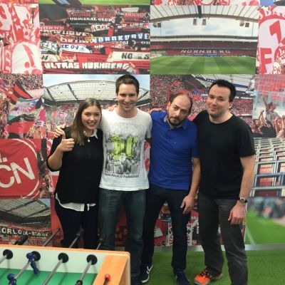 Dezember 2015: Beim Finale des exito Kicker-Turniers setzten sich die Geheimfavoriten Julia und Bart denkbar knapp mit 10:9 gegen das sichtlich enttäuschte Duo Michael und Thomas durch. Standing Ovations im voll besetzten Kicker-Raum.