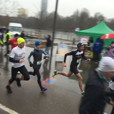 Dezember 2015: Nürnberger Silvesterlauf​ 2015. Neue persönliche Bestzeit auf 10 KM. Es war ein fulminanter Saisonabschluss für den „exito Gipfelstürmer“ Stefan. Bei Regen und Kälte lief Stefan am Wöhrder See zu Höchstform auf und belegte mit einer Zeit von 37:54 min. Platz 32 in der Gesamtwertung und Platz 6 in der AK M35. Die verletzten Supporters Bart und Jochen empfingen den durchnässten Läufer im Ziel. Herzliche Gratulation zu dieser extrem starken Leistung!