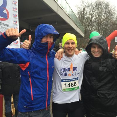 Dezember 2015: Nürnberger Silvesterlauf​ 2015. Nach dem Zieleinlauf. Bart und Jochen sind stolz auf den "exito Gipfelstürmer" Stefan.