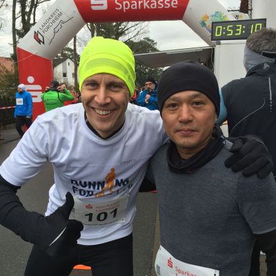 Stefan mit seinem Lauffreund Katsuhisa, Ultrarunner aus Japan und langjähriger Trailrunner mit mehreren Zugspitz Ultratrail​ Teilnahmen. Auch dieses Jahr wird Suzuki die 100 km beim ZUT in Angriff nehmen.
