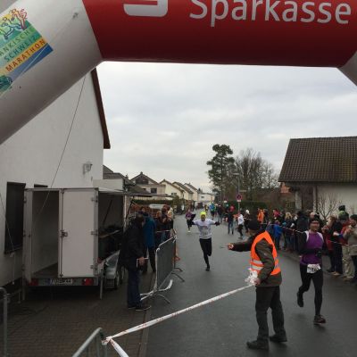 Zieleinlauf. Stefan rei&szlig;t die Arme hoch.