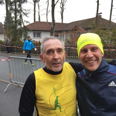 Nach dem Zieleinlauf kurzes Treffen und Fachsimpeln mit unserem Freund Herbert Peter, dem leidenschaftlichen Organisator des Frankenweg-Laufs, einem echten Trailrunning-Geheimtipp im Naturpark Fränkische Schweiz  (www.frankenweg-lauf.de). Auch dieses Jahr wieder ein Pflichttermin im exito-Sportkalender. Wir freuen uns bereits auf den Lauf im Juni und werden den Lauf auch 2016 wieder als Sponsor unterstützen.