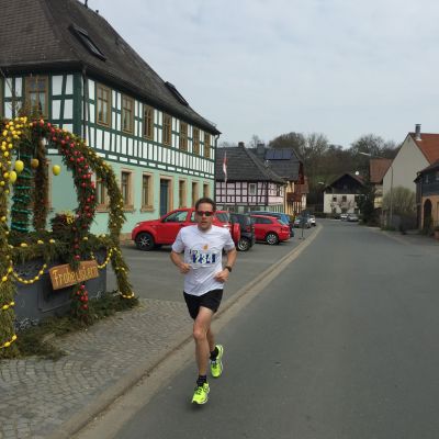 Stefan bei km 28 in Uetzing. Immer noch sehr, sehr frisch ;-)