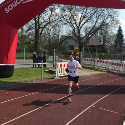 Bart biegt in die letzte Runde im Stadion von Bad Staffelstein ein.