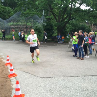 Mit Highspeed ins Ziel. Stefan überquert nach 10 km auf Platz 2 die Ziellinie.