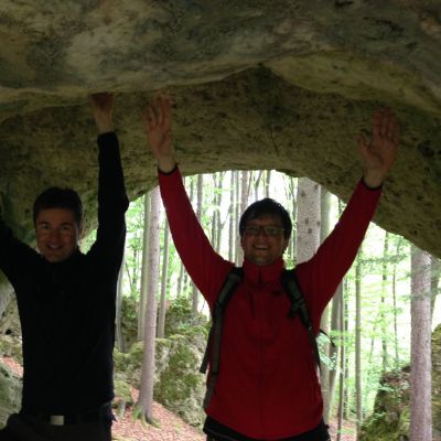 Peter und Jochen unter einem Kalksteinbogen.