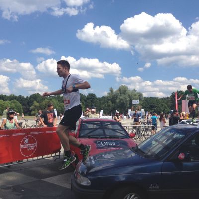 Bart beim "Luuv Rush Hour" Hindernis w&auml;hrend des Urbanian Runs 2014 in N&uuml;rnberg.