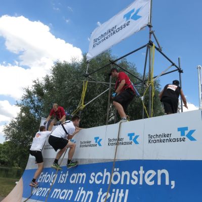 Bart und Stefan beim Hindernis "TK Steilkurve" w&auml;hrend des Urbanian Runs 2014 in N&uuml;rnberg. Unsere Jungs bezwingen hier eine 3m hohe Quarter-Pipe.