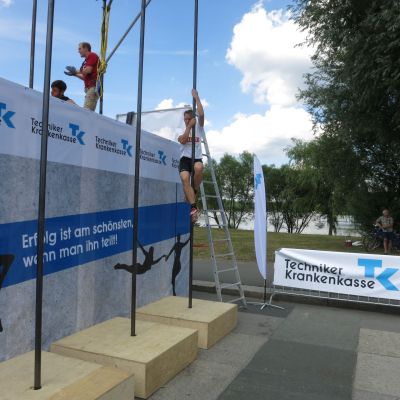 Stefan beim Hindernis "TK Steilkurve" während des Urbanian Runs 2014 in Nürnberg.