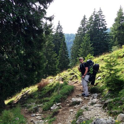 Der vollbepackte Peter auf dem Weg zur BaumoosAlm​. Die Gitarre auf dem Rücken ...