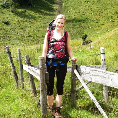 Silja durchschreitet eines der letzten Kuhgatter zur BaumoosAlm​.