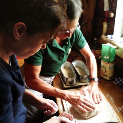 Franzi und Uli backen Brot auf der BaumoosAlm​.
