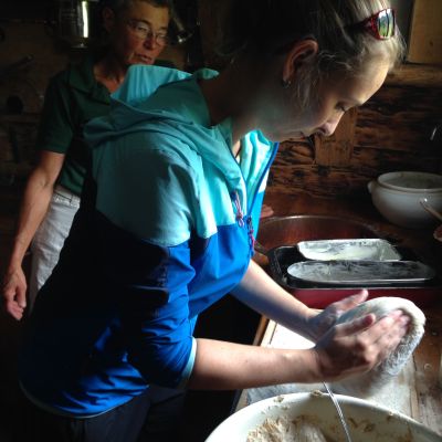 Kerstin und Uli backen Brot auf der BaumoosAlm​.