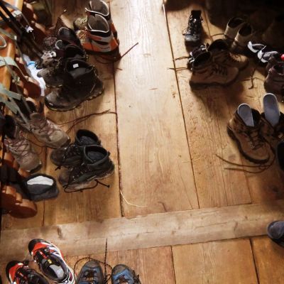 Schuhe, viele Schuhe - auf der BaumoosAlm​.
