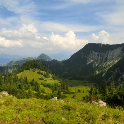 Blick zum Brünnstein. Jenni, Lukas, Peter, Bart, Stefan und Jochen auf dem Weg von der BaumoosAlm​ zum Großen Traithen (1.852 m).