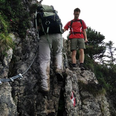 Die "Gipfelstürmer" Jenni, Lukas, Peter, Bart, Stefan und Jochen auf dem Weg vom Steilner Joch (1.747 m) zur BaumoosAlm​.